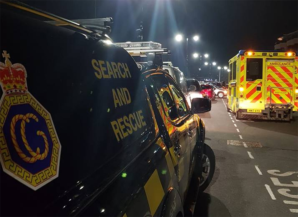 COASTGUARD ASSIST PARAMEDICS IN TRANSFERRING INJURED SAILOR