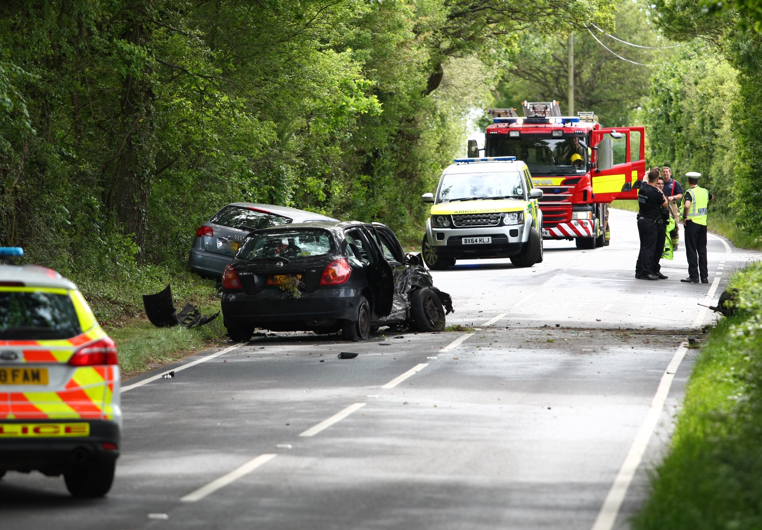 CRASH CLOSES WHITERAILS ROAD BETWEEN NEWPORT AND WOOTTON