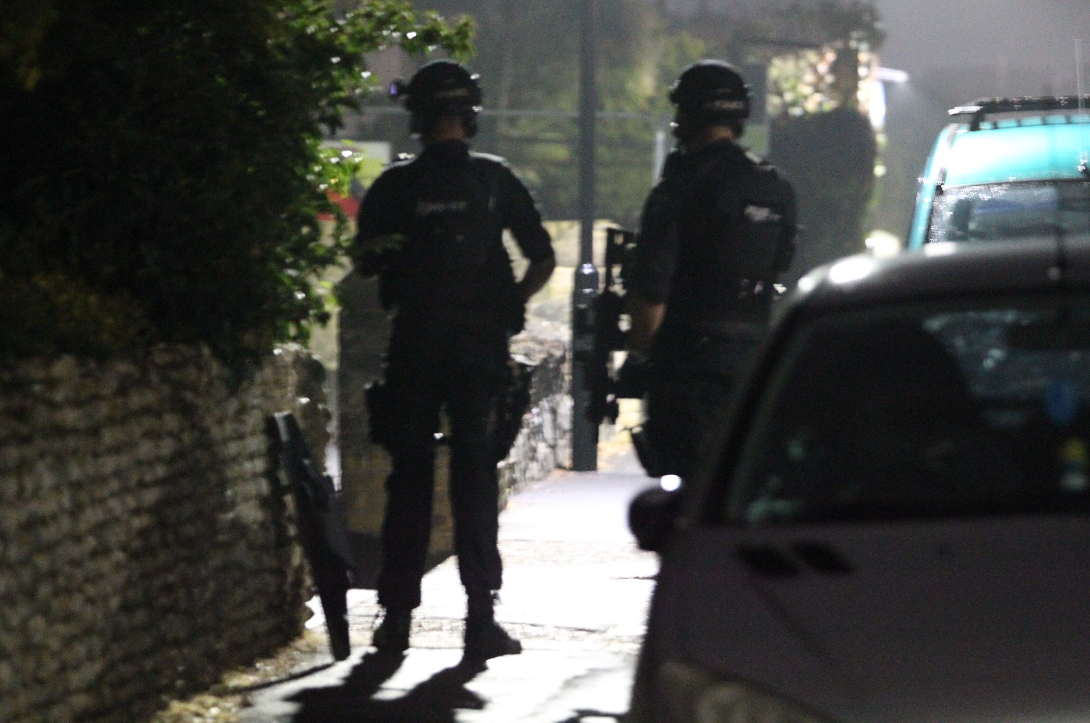ARMED POLICE SURROUND SANDOWN PROPERTY