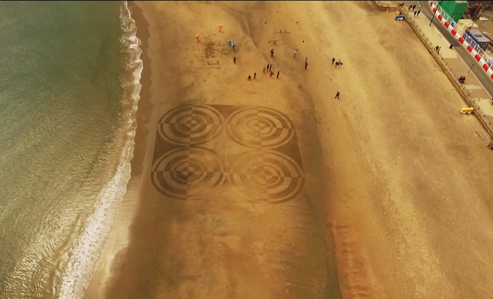 HOLIDAY MAKER TURNS SANDOWN’S SANDY BEACHES INTO ABSTRACT ART