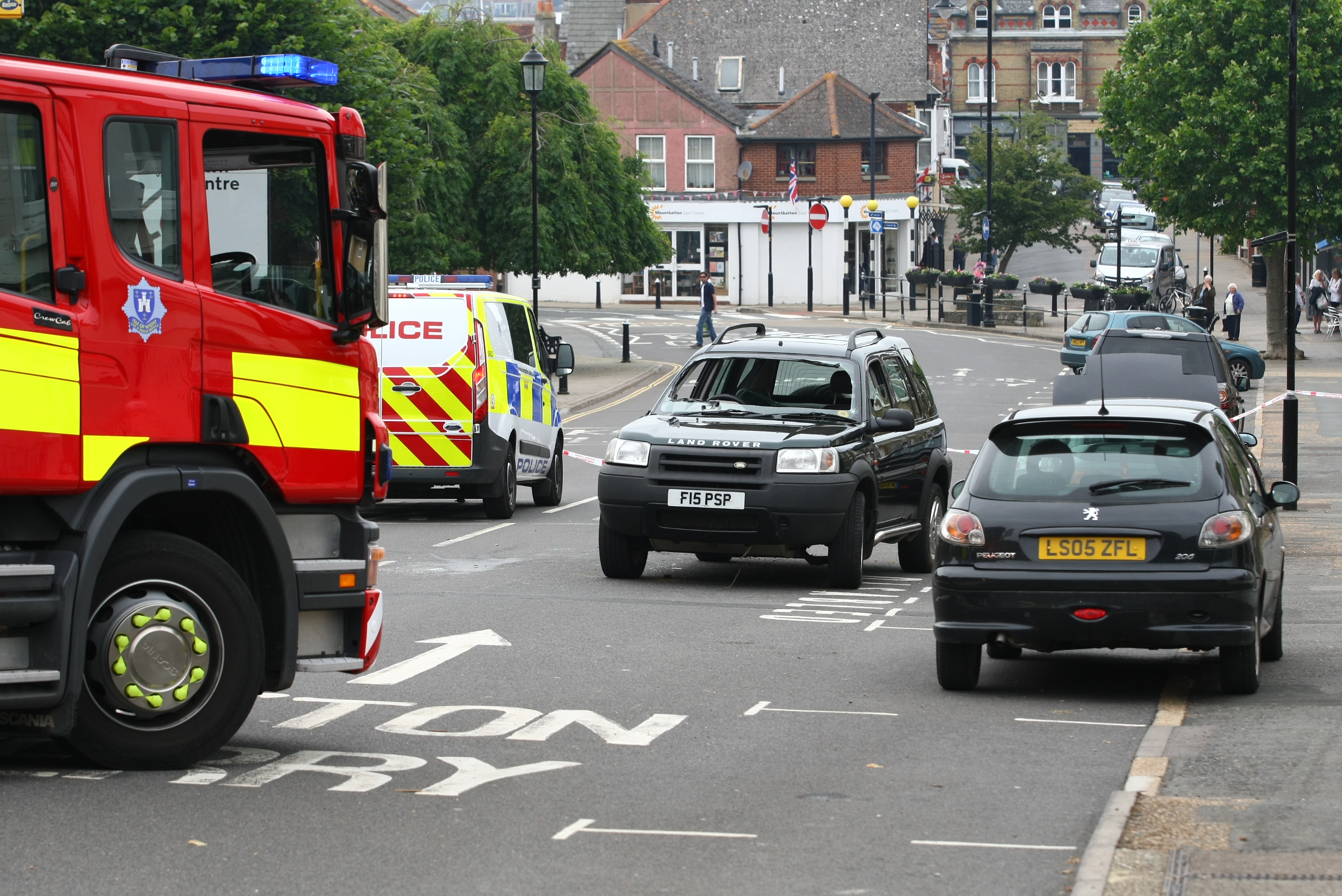LAND ROVER CRASHES INTO PARKED CARS AND OVERTURNS IN EAST COWES