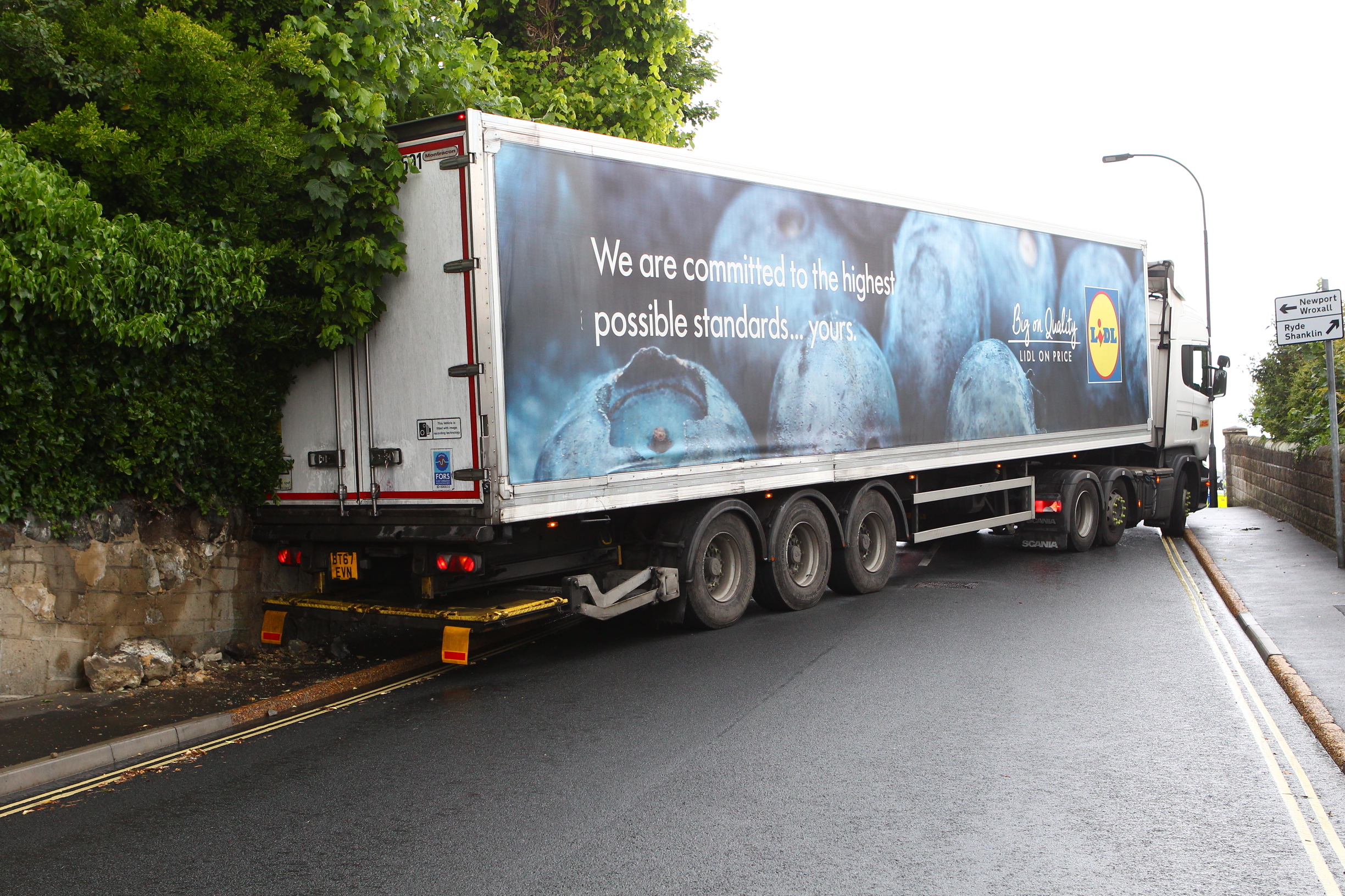 LIDL LORRY CRASHES INTO WALL… IN VENTNOR