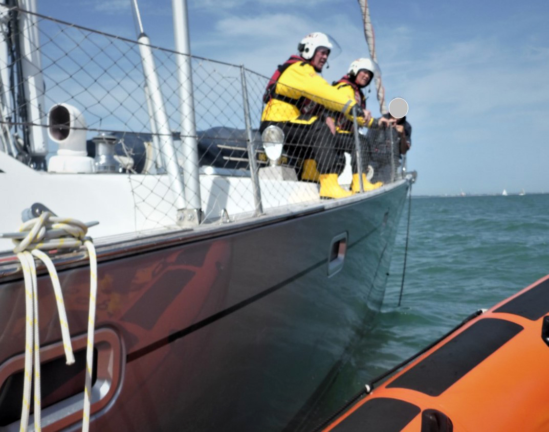 COWES LIFEBOAT DISLODGES COUPLE’S TROUBLESOME ANCHOR CHAIN