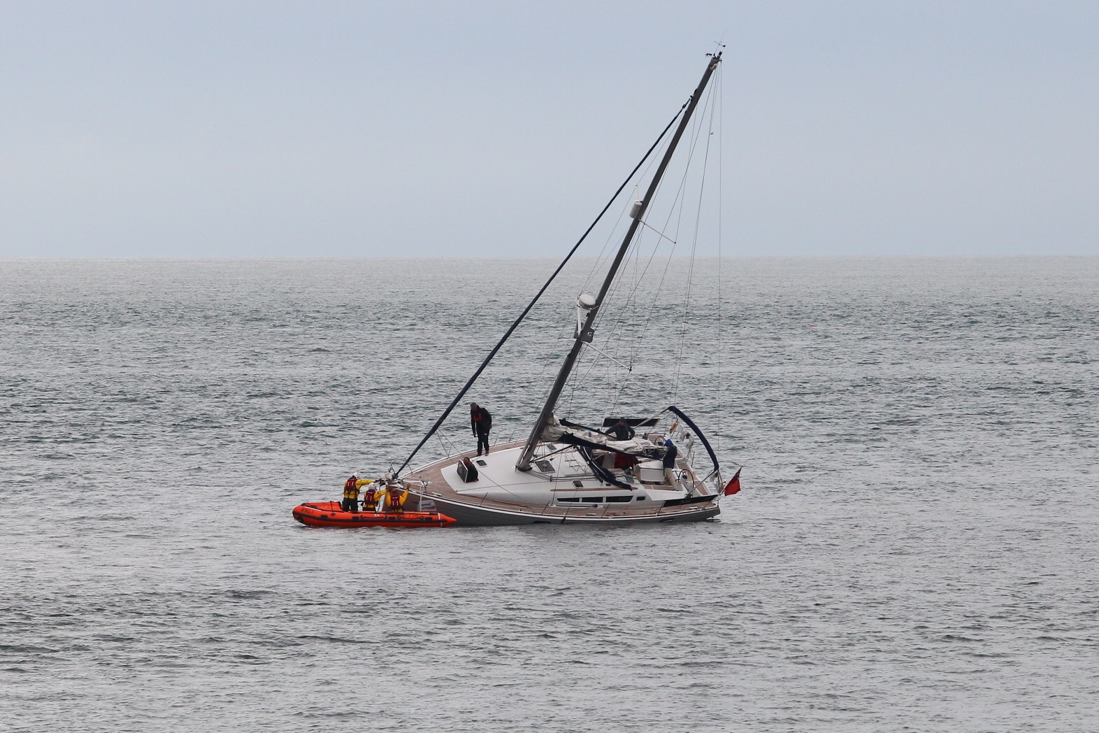 BOAT AGROUND AND LISTING HEAVILY ON BEMBRIDGE LEDGE
