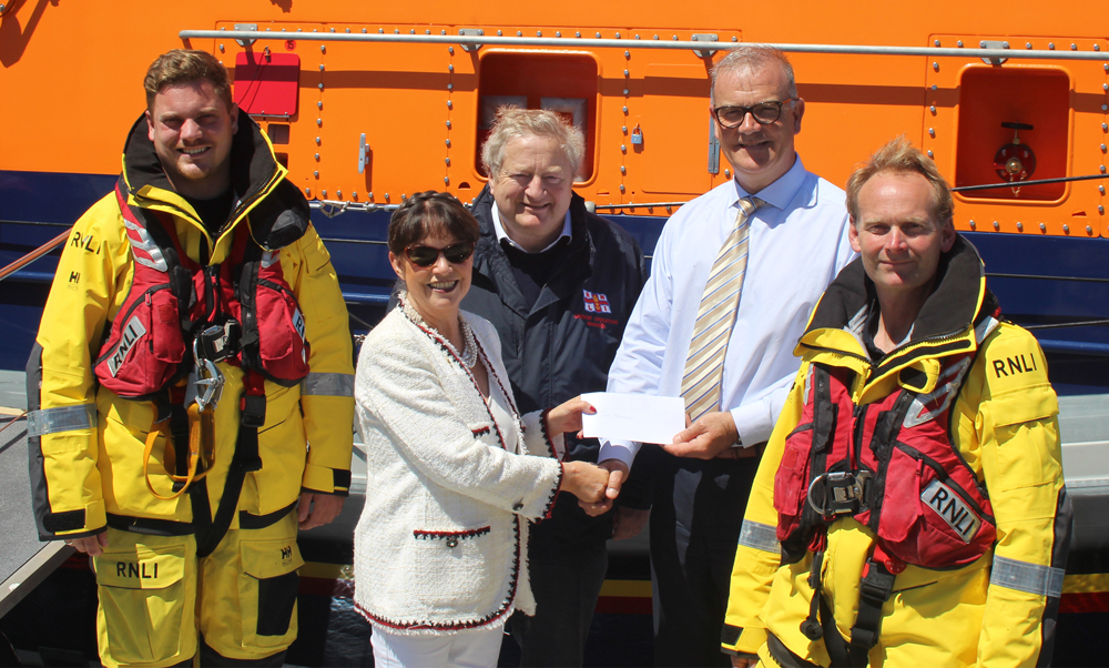 YARMOUTH LIFEBOAT BENEFITS FROM SALES OF WIGHTLINK’S CHARITY CALENDAR