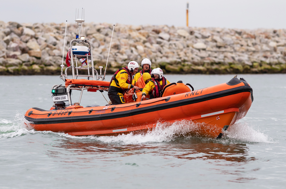 UNWELL YACHTSWOMAN RUSHED ASHORE BY COWES LIFEBOAT