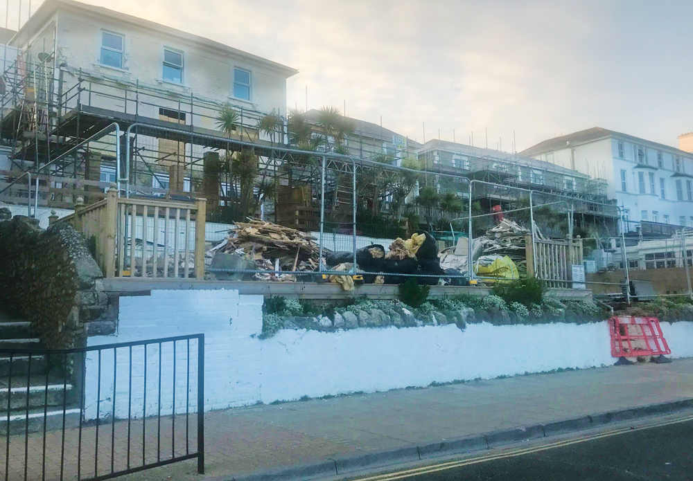 LOCALS BLAST ‘BOMB SITE’ AS CARLAUREN CONFIRM CONTRACTOR FRAUD INVESTIGATION