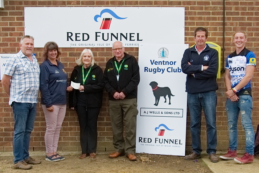 VENTNOR RUGBY CLUB MAKE £250 DONATION TO AIR AMBULANCE