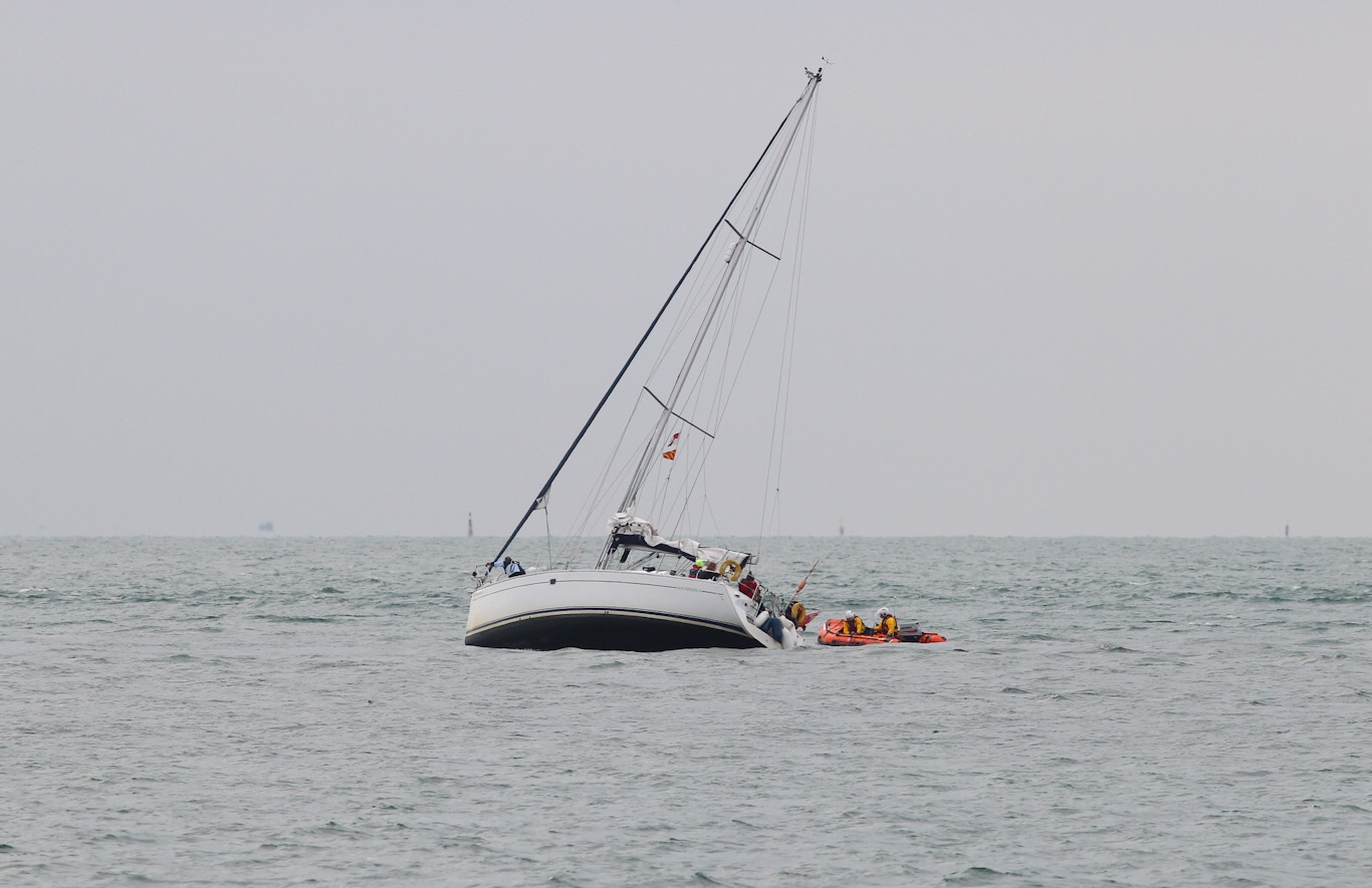 SAILORS EVACUATED AS YACHT RUNS AGROUND ON BEMBRIDGE LEDGE