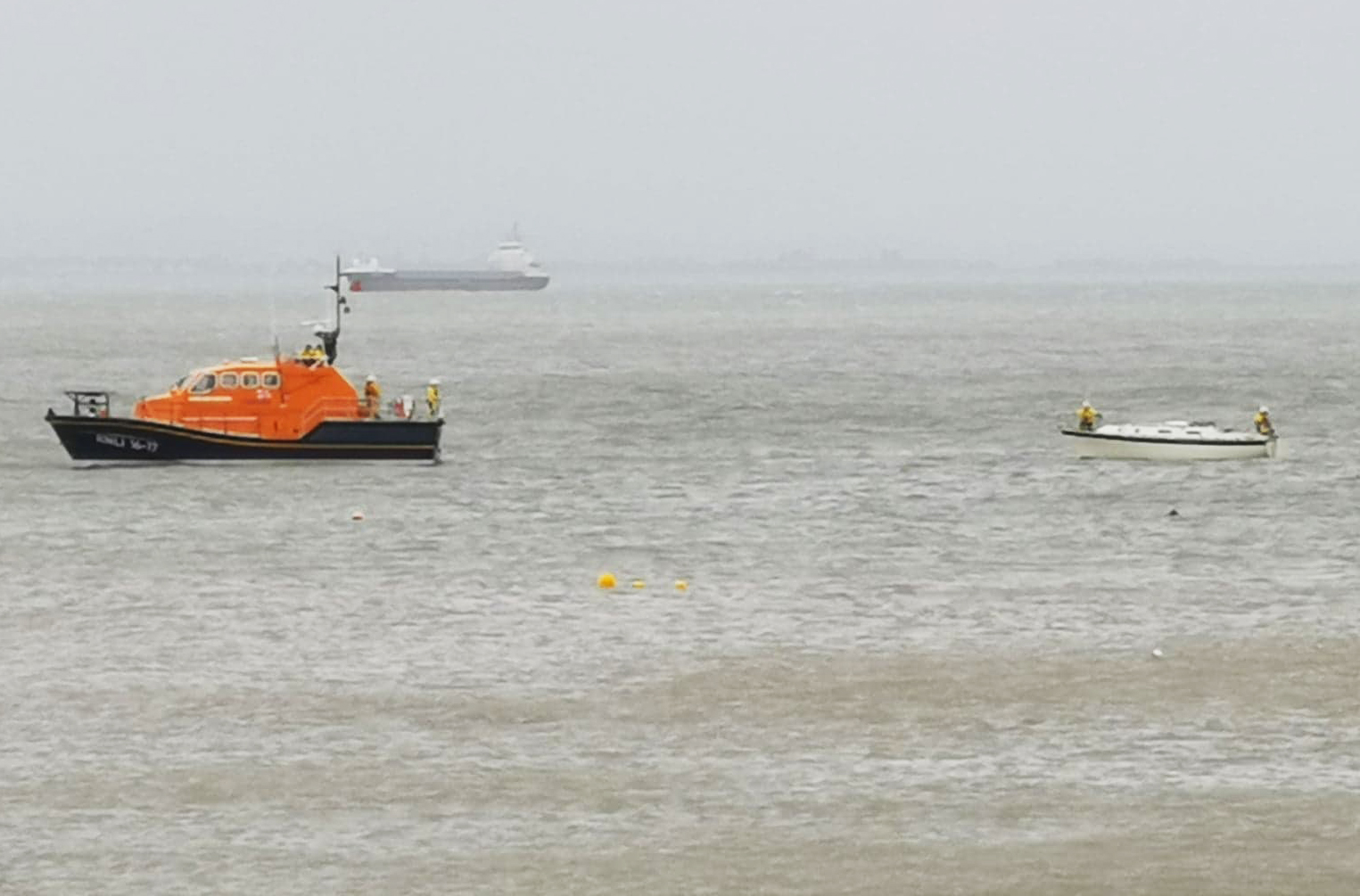 BEMBRIDGE LIFEBOAT LAUNCHES TO DISMASTED YACHT
