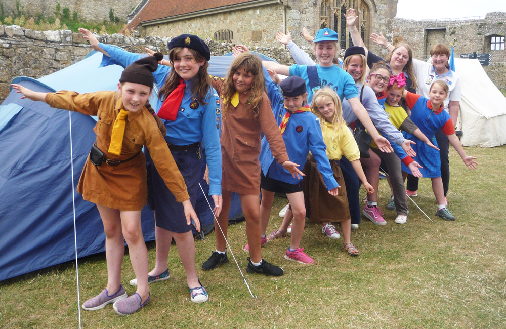 CARISBROOKE GUIDES AND BROWNIES DISCOVER LOCAL HISTORY