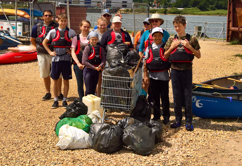 SEA CADETS TAKE TO THE MEDINA TO HELP CLEAR RIVER RUBBISH