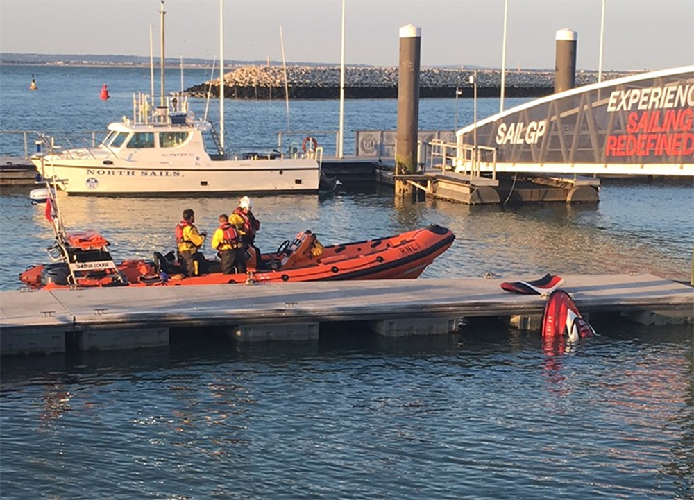 PERSONS IN THE WATER AS JET SKI SINKS OFF COWES