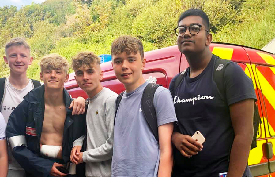QUICK THINKING TEENS HELPS INJURED FRIEND