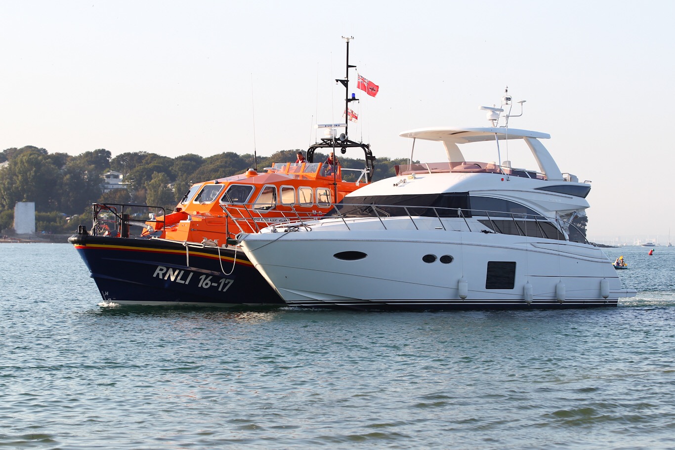 MOTOR CRUISER DAMAGED AFTER HITTING BEMBRIDGE LEDGE AT NEARLY 20 KNOTS