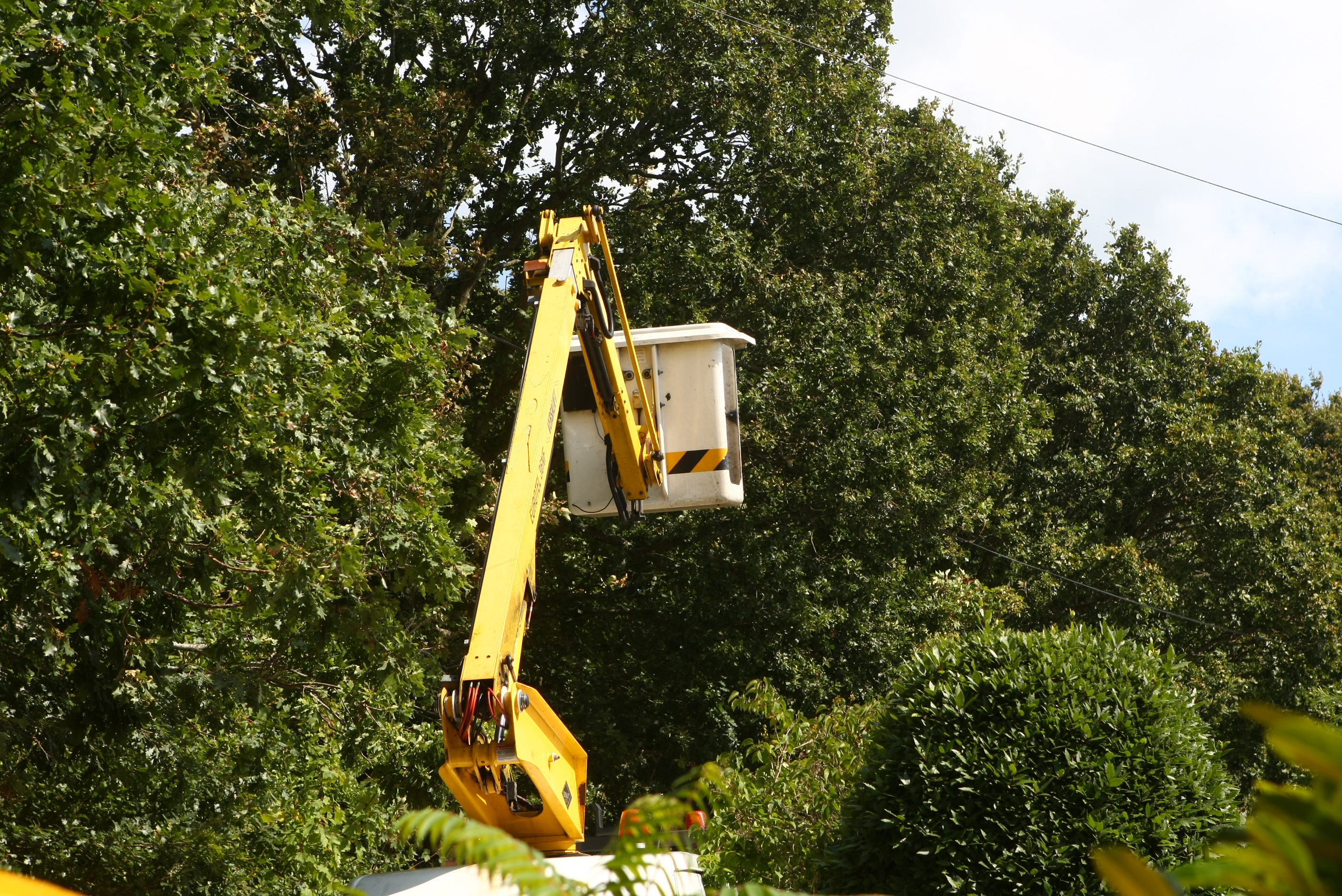 CHERRY PICKER RESCUE FOR TELECOMS ENGINEER IN RYDE