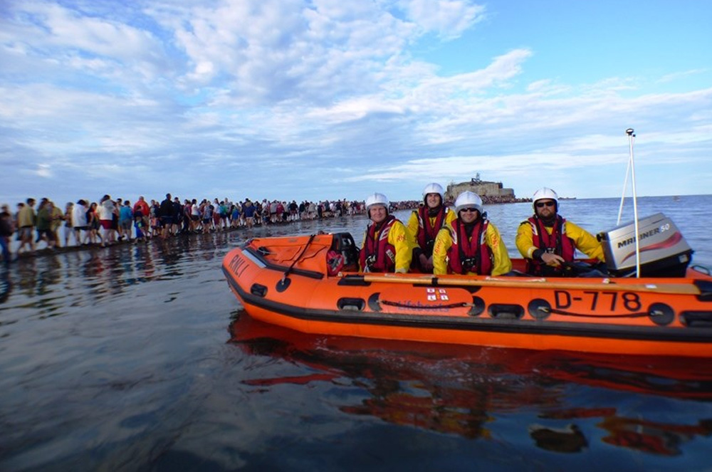 THREE RESCUED DURING BEMBRIDGE & ST HELENS FORT WALK