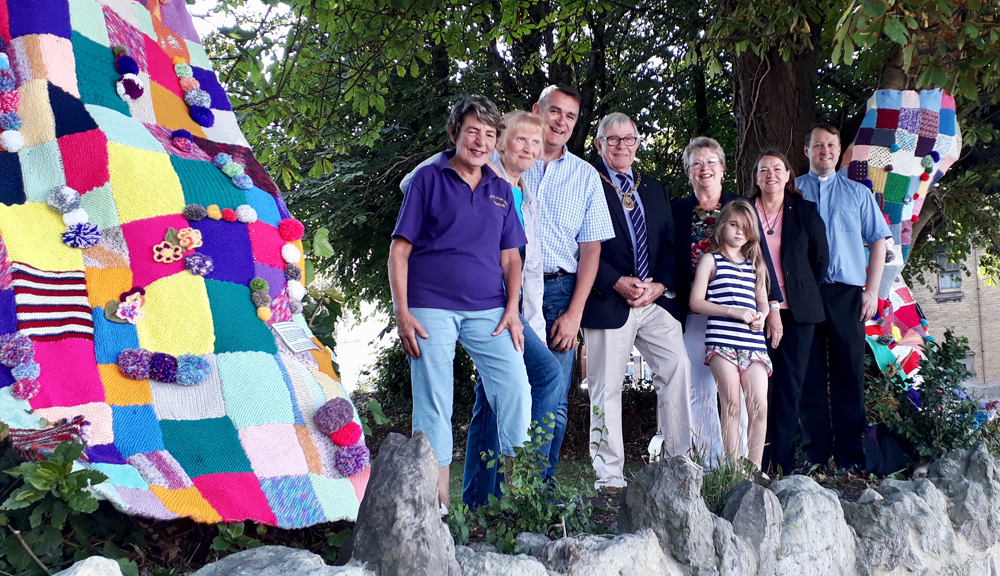 CRAFTERNOONERS BRIGHTEN UP SHANKLIN WITH BLANKETS OF LOVE