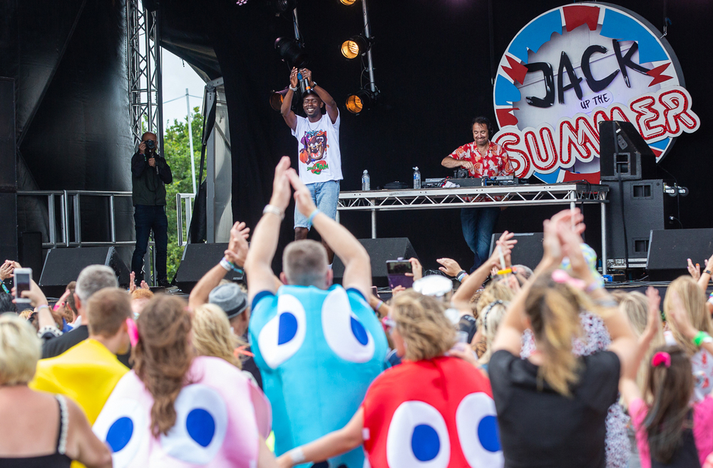 WIND AND RAIN DOESN’T DETER NEON-CLAD REVELLERS AT JACK UP THE SUMMER