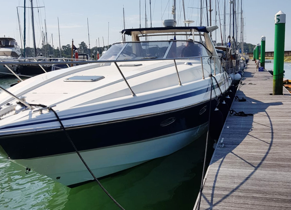 SUNSEEKER MOTOR BOAT HITS GOOSE ROCK OFF THE NEEDLES