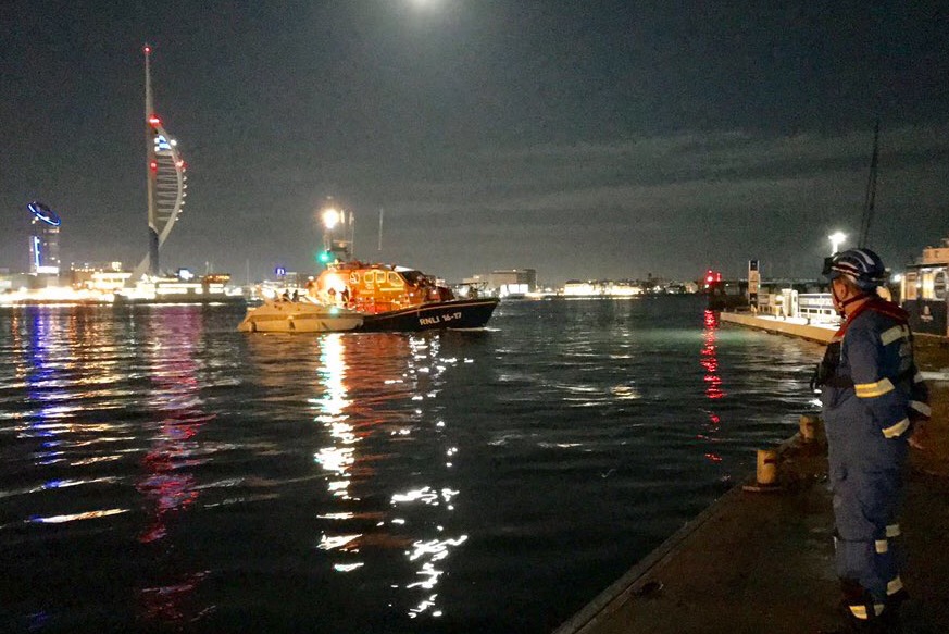 BOTH BEMBRIDGE LIFEBOATS ASSIST IN MOTOR CRUISER TOW