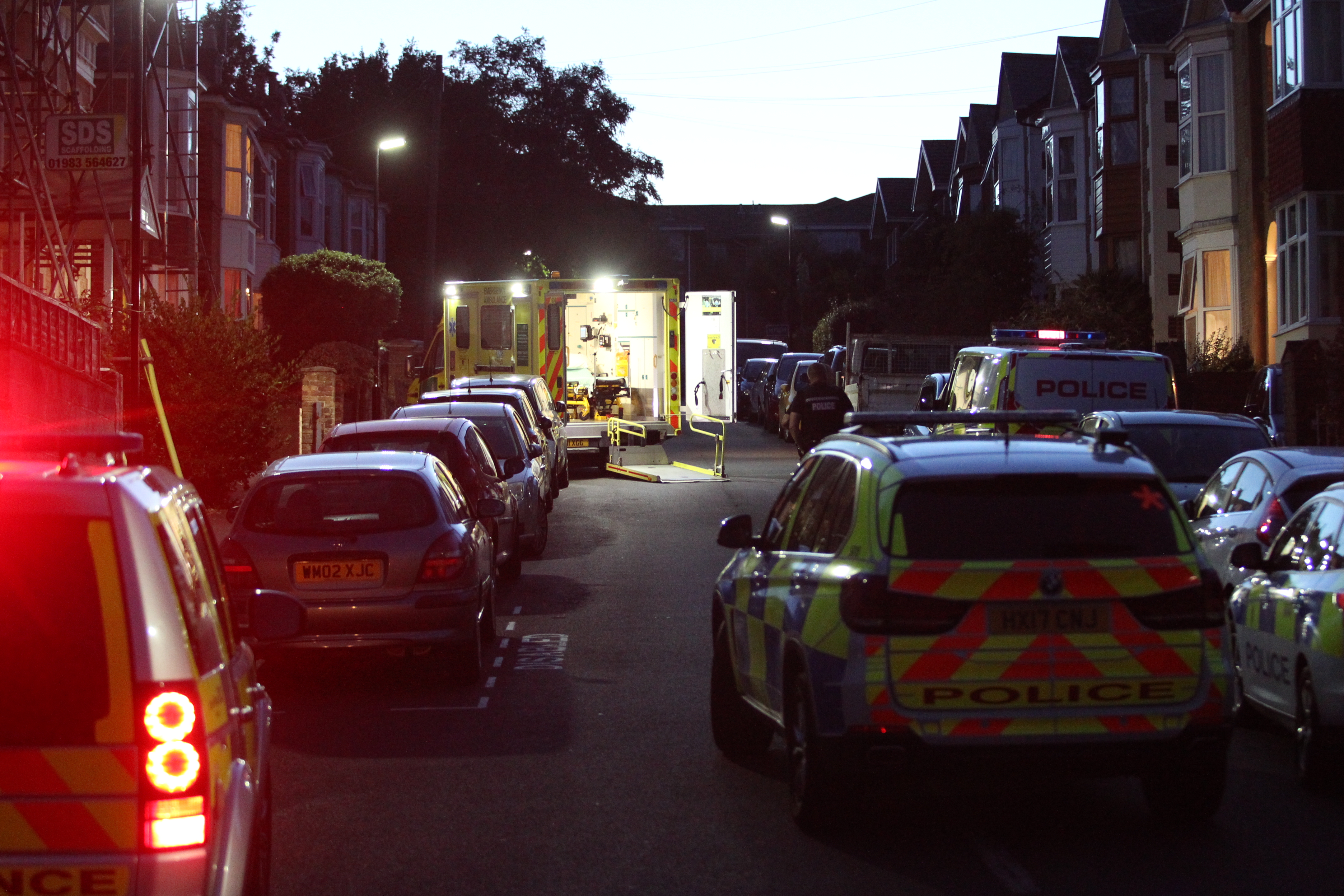 UPDATED: POLICE WITH SHIELDS RUSH TO WINTON STREET IN RYDE