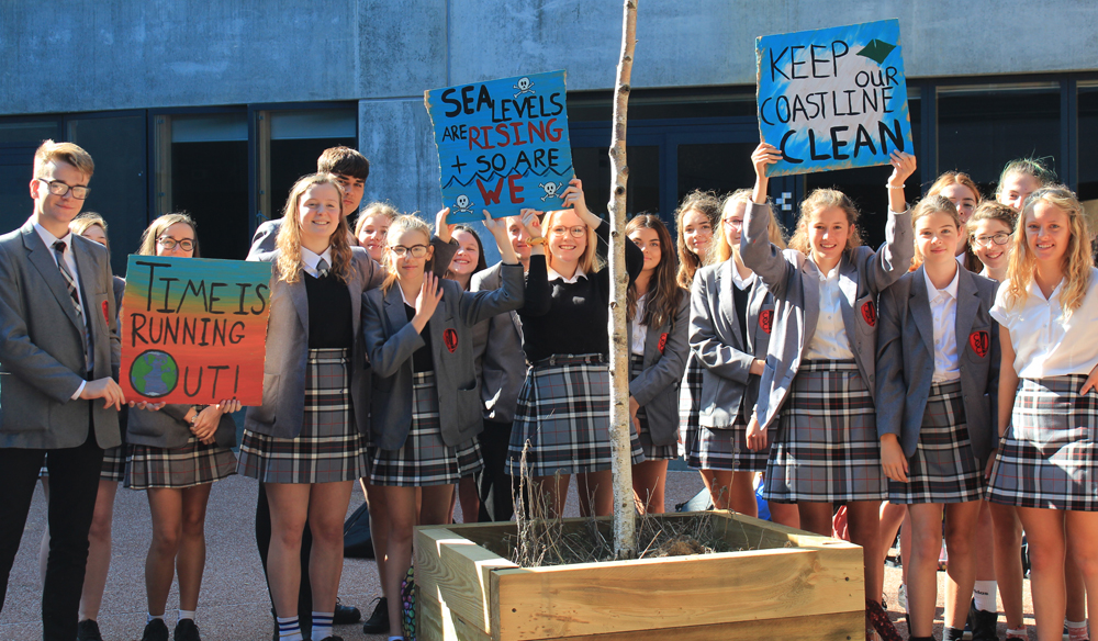 STUDENTS UNDERTAKE ENVIRONMENTAL SOCIAL ACTION WORK AT COWES ENTERPRISE COLLEGE