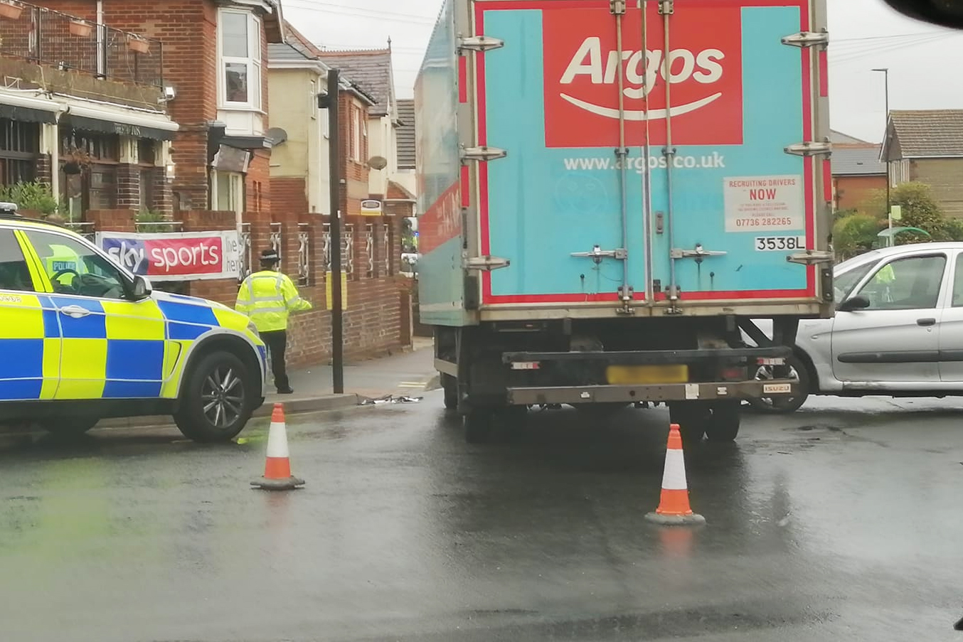 CAR AND LORRY COLLIDE AT LAKE TRAFFIC LIGHTS