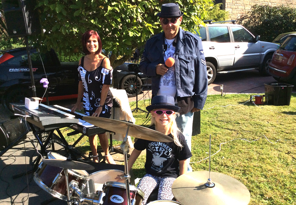 MUSICAL DUO JOINED BY GRANDDAUGHTER IN RYDE RESCUE FUNDRAISER