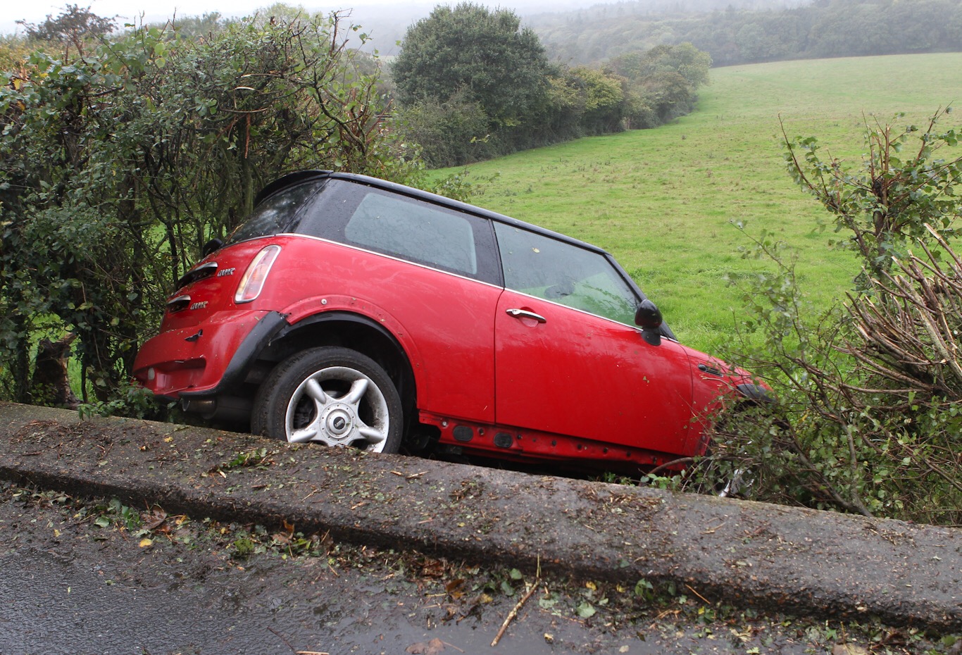 IT’S A MINI ADVENTURE! CAR LEAVES THE ROAD IN HAVENSTREET
