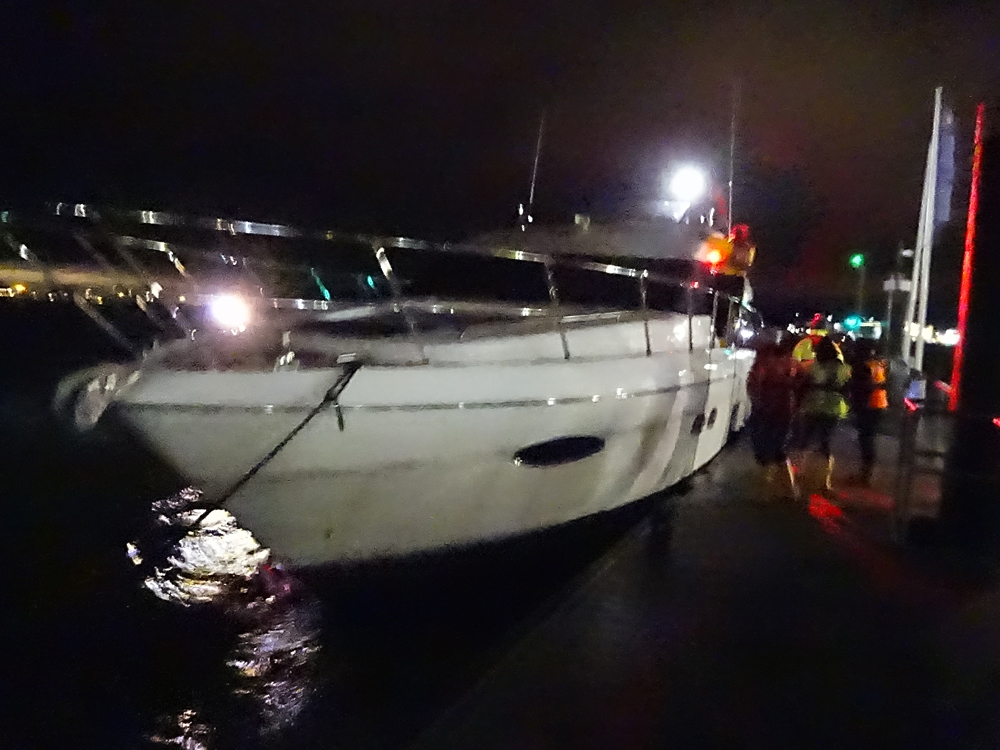 2 LIFEBOATS AND A COASTGUARD RESCUE TEAM CALLED TO MOTOR VESSEL RUN AGROUND NEAR COWES