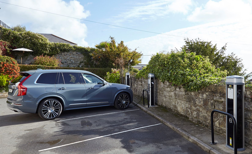 6 ELECTRIC CAR CHARGING POINTS PAVE THE WAY FOR A GREEN FUTURE AT THE ROYAL HOTEL