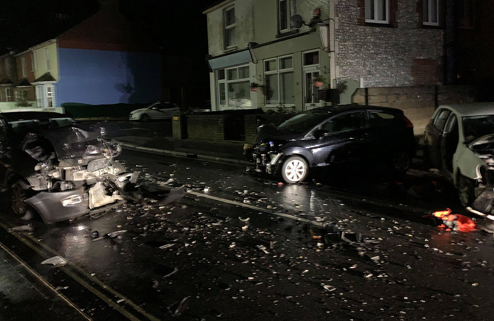 RESIDENTS WOKEN BY ‘LOUD BANG’ AS CAR COLLIDES WITH PARKED VEHICLES IN UPPER VENTNOR