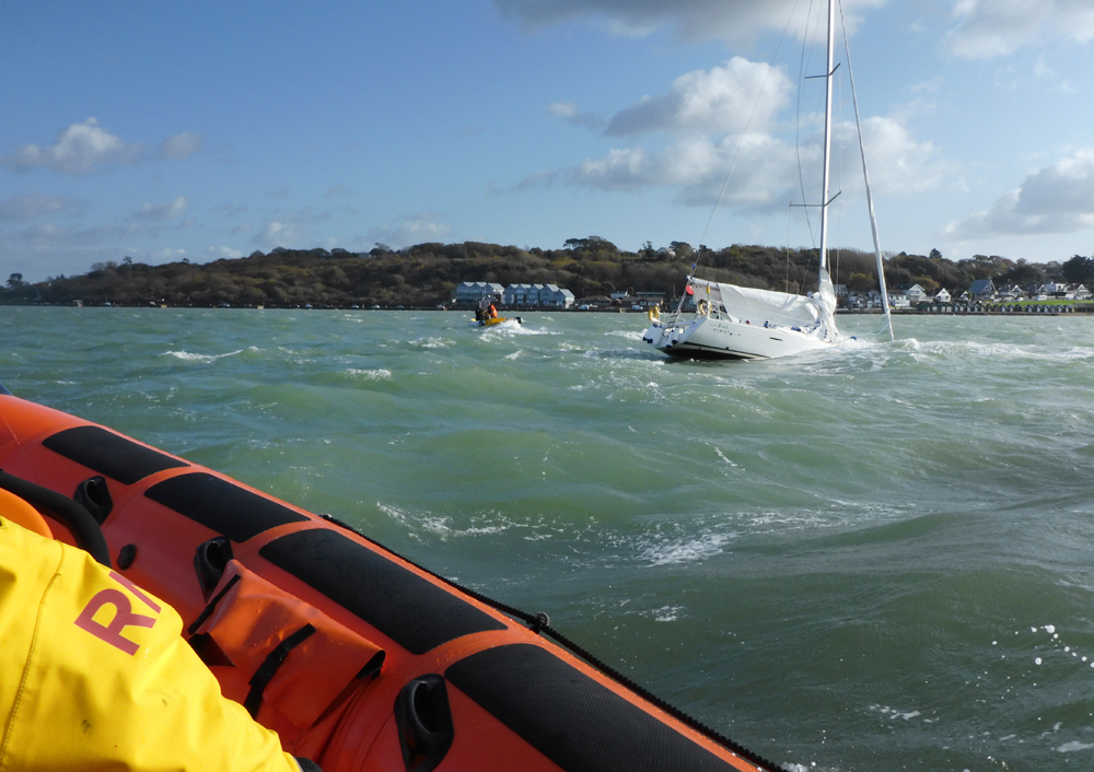 LIFEBOAT AND CAR FERRY RESPOND TO MAYDAY ALERT OFF COWES