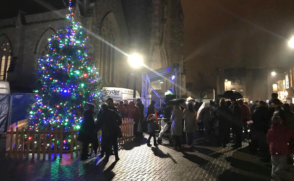 BUMPER CROWDS FOR NEWPORT’S CHRISTMAS PARADE AND SWITCH-ON DESPITE WEATHER