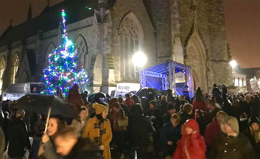 BUMPER CROWDS FOR NEWPORT’S CHRISTMAS PARADE AND SWITCH-ON DESPITE WEATHER