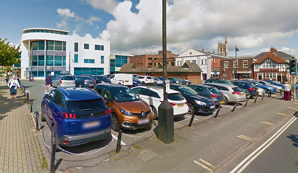 CHRISTMAS SHOPPERS TO ENJOY FREE PARKING IN NEWPORT