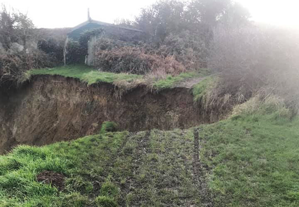 COASTAL PATH SEVERED FOLLOWING LANDSLIP AT WHITECLIFF BAY