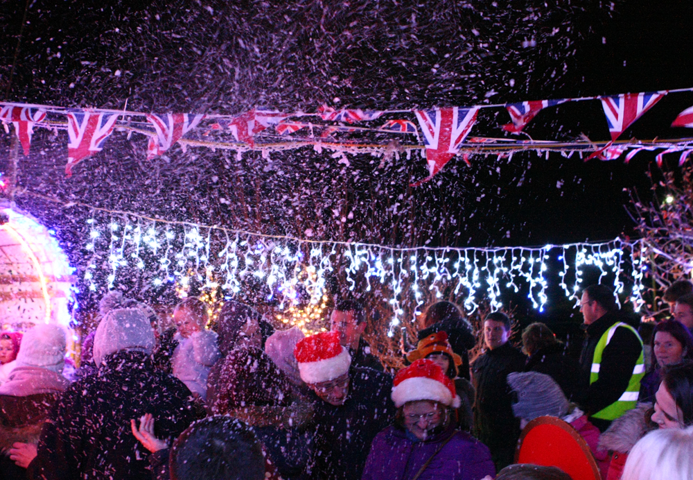 LONG LANE SWITCH ON BRINGS FESTIVE CHEER TO BUMPER CROWD