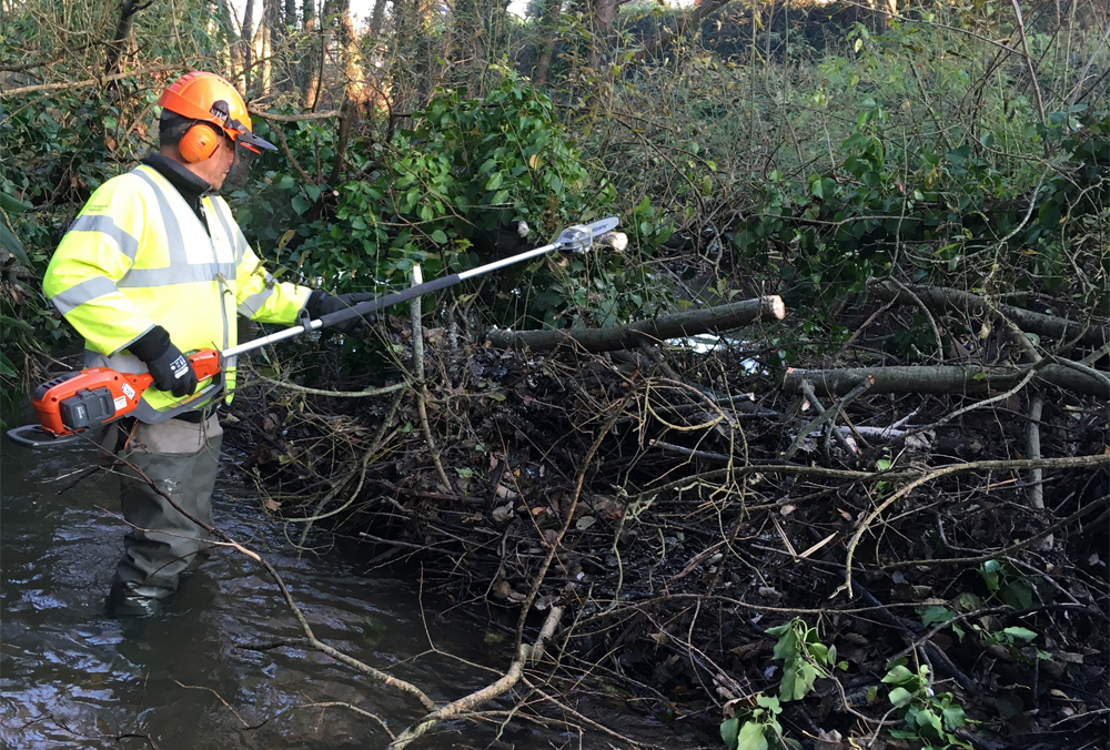 ENVIRONMENT AGENCY TEAMS CLEAR THE WAY TO REDUCE LOCAL FLOOD RISK