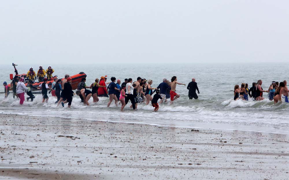 ISLANDERS SEE IN THE DECADE WITH A NEW YEAR’S DIP