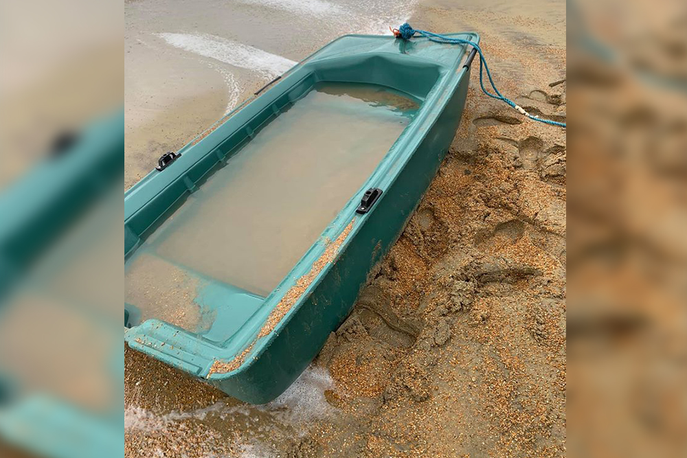COASTGUARD RESCUE TEAM CALLED TO BOAT WASHED ASHORE ON VENTNOR BEACH