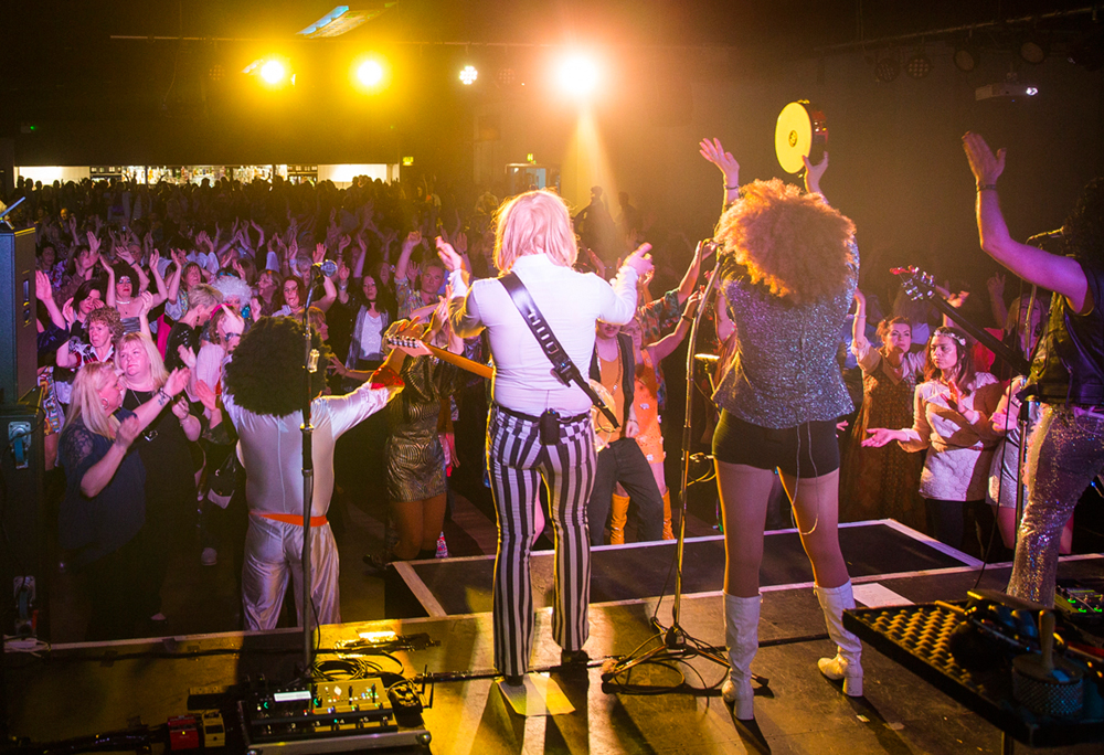 SELL-OUT CROWDS FOR ‘GROOVY’ NIGHT OUT