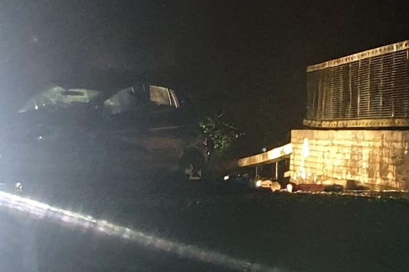 CRASH AT ROWBOROUGH BRIDGE BLOCKS MAIN ROAD