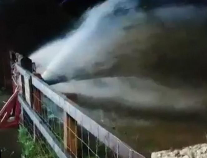 FIRE CREWS BATTLE AGAINST SERIOUS PROPERTY FLOODING AT ALVERSTONE