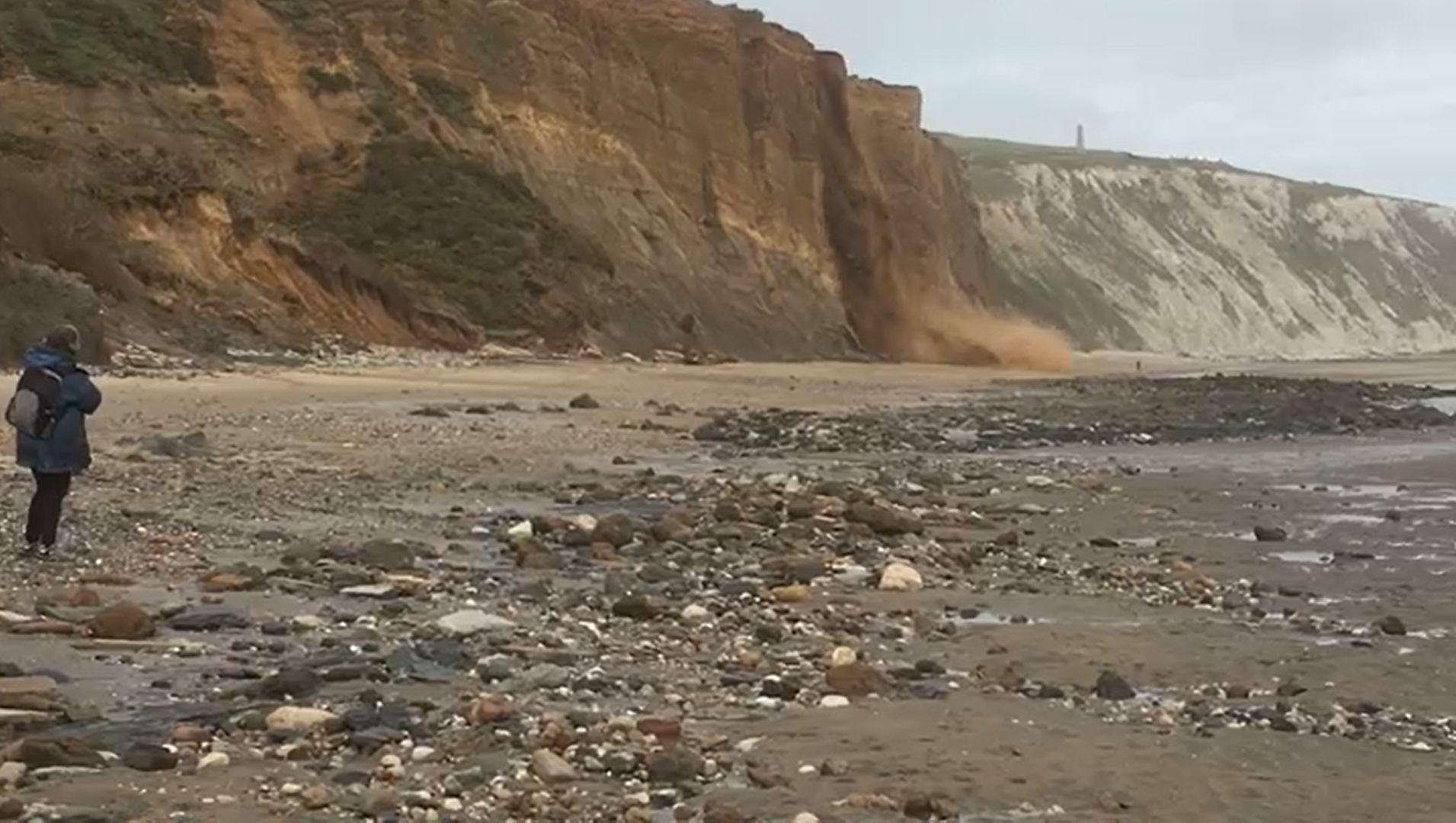DRAMATIC CLIFF FALL IN YAVERLAND CAUGHT ON CAMERA