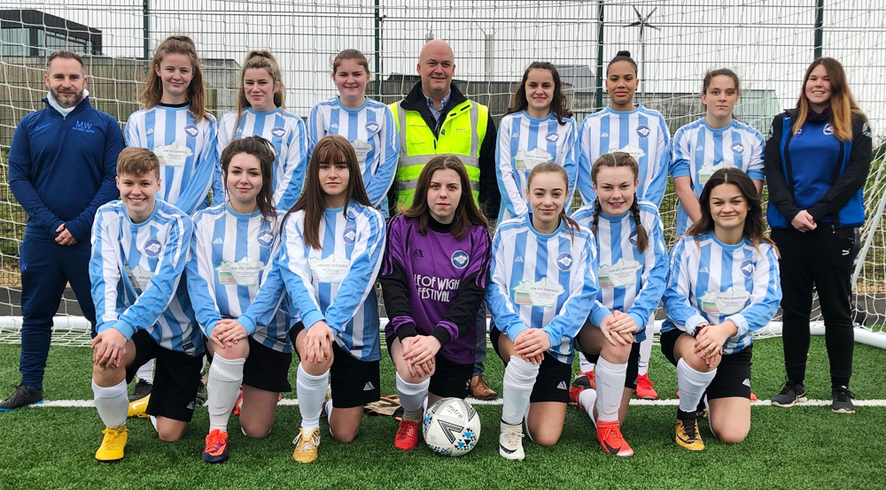 COWES’ UNDER 16’S GIRLS FOOTBALL TEAM RECEIVES SUPPORT FROM WIGHTLINK