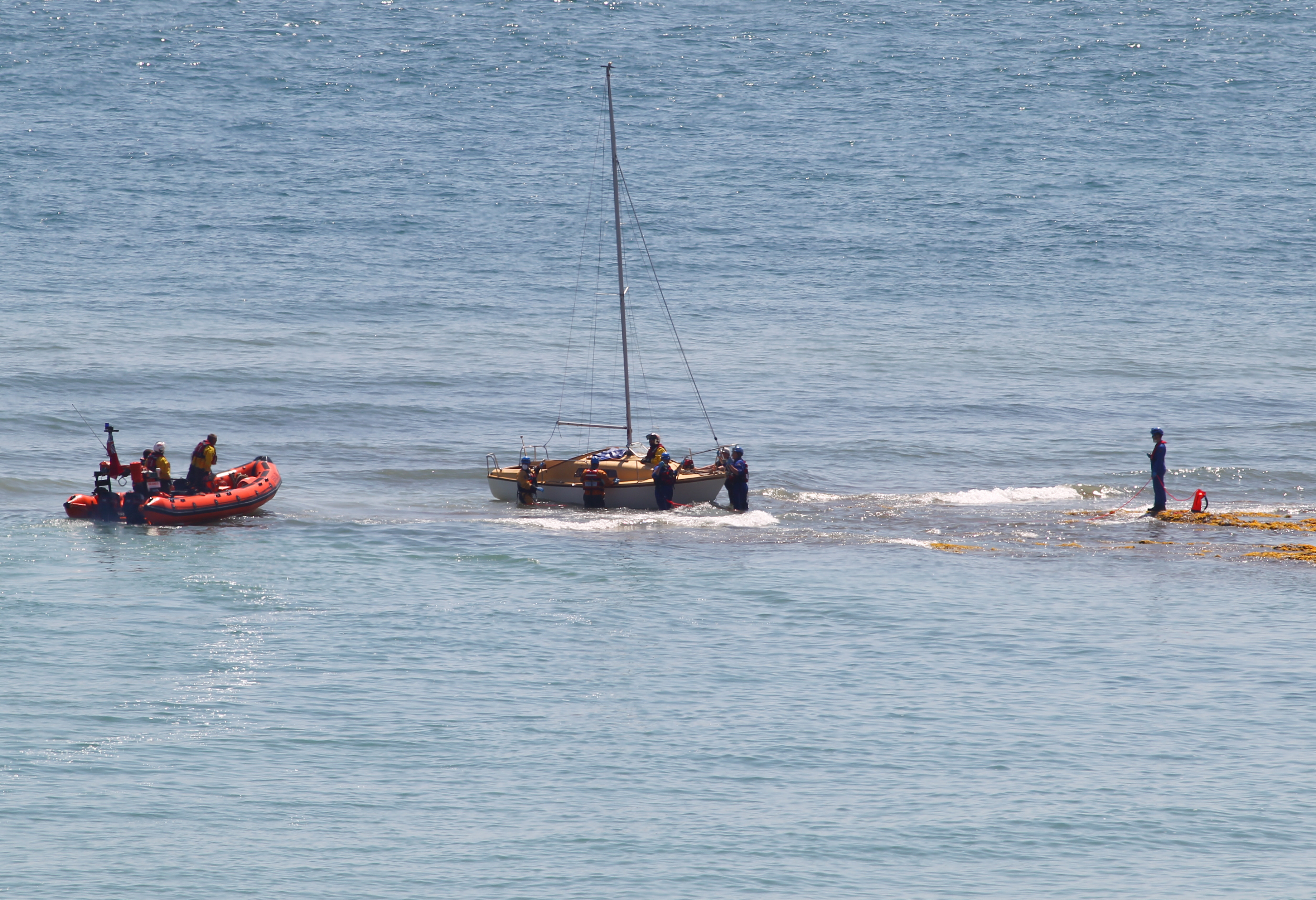MULTI-AGENCY RESPONSE TO YACHT AGROUND AT WHITECLIFF BAY