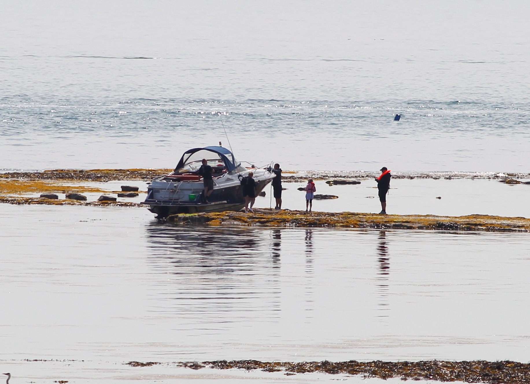 SPEEDBOAT RUNS AGROUND ON BEMBRIDGE LEDGE