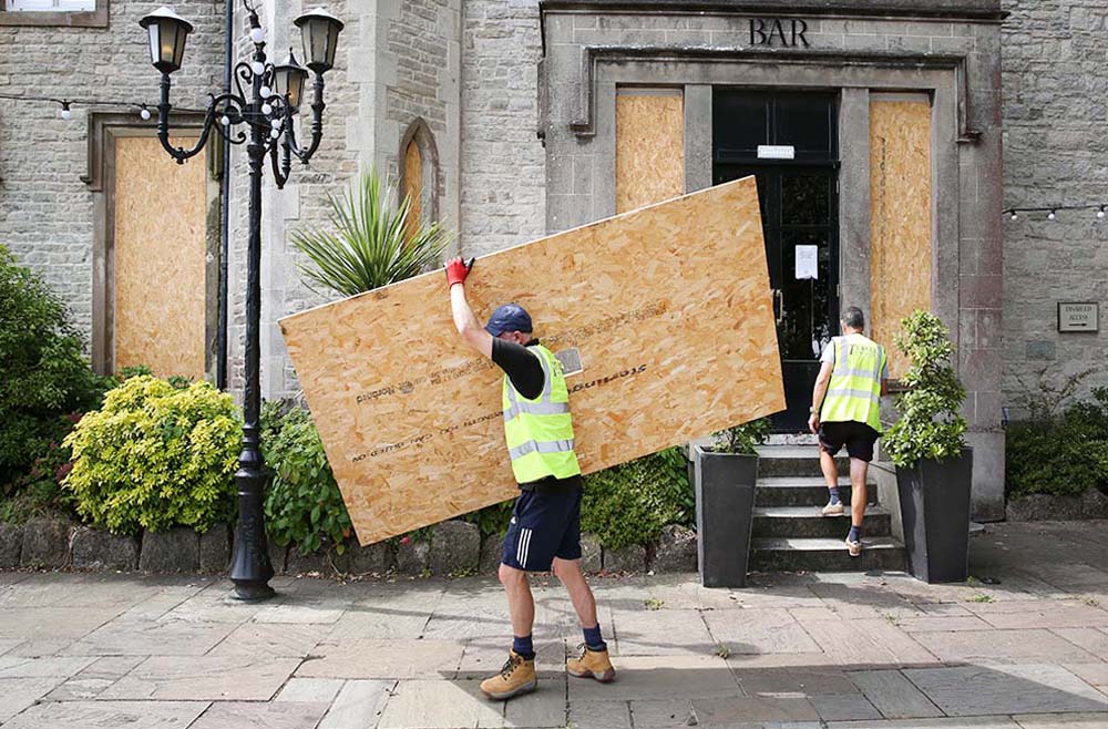 RYDE CASTLE TAKE DOWN THE BOARDS IN PREPARATION OF RE-OPENING